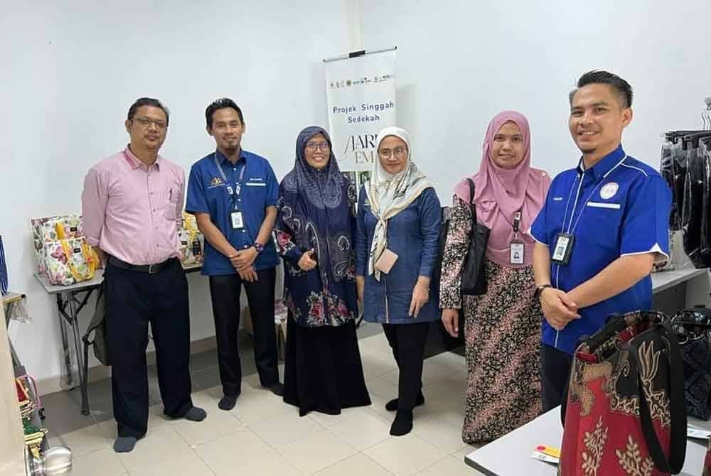 Martinelli (tiga dari kiri) bersama pelawat yang mengunjungi bengkel Neisa' Artisan di Batu 11 Gombak.