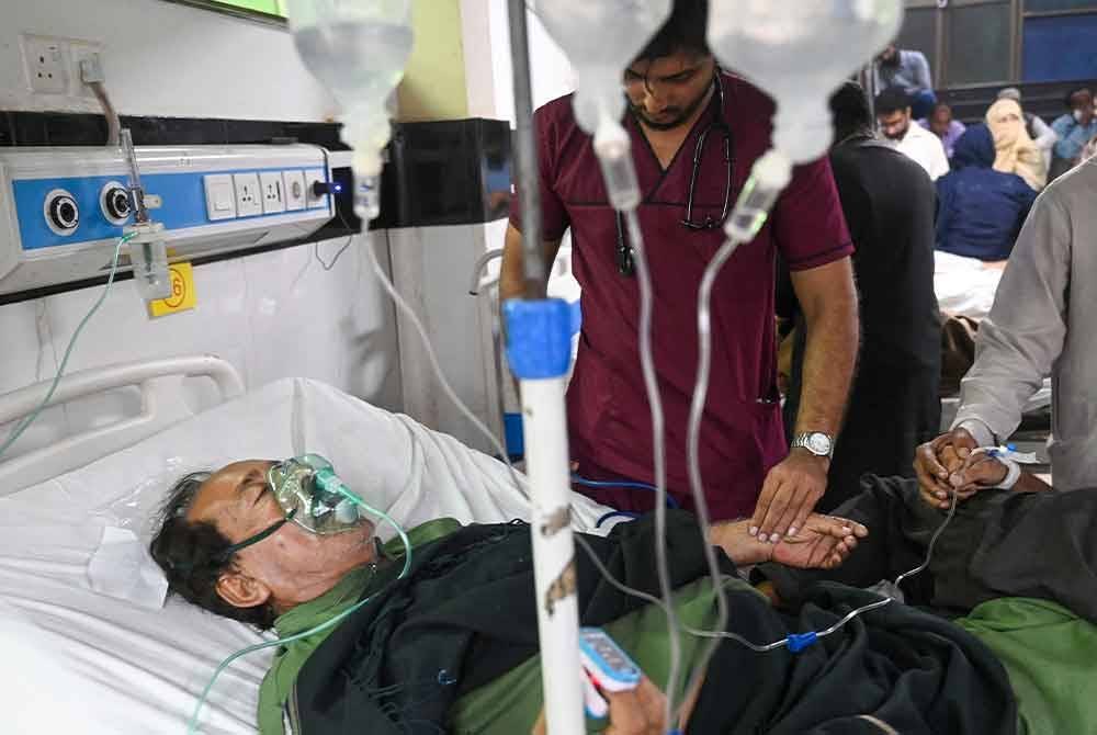 Pesakit dirawat di hospital Lahore akibat terdedah dengan pencemaran udara.
