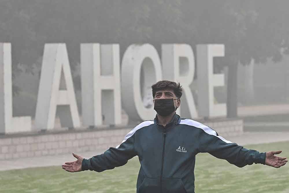 Seorang lelaki dilihat sedang bersenam ketika pencemaran udara teruk di Lahore.
