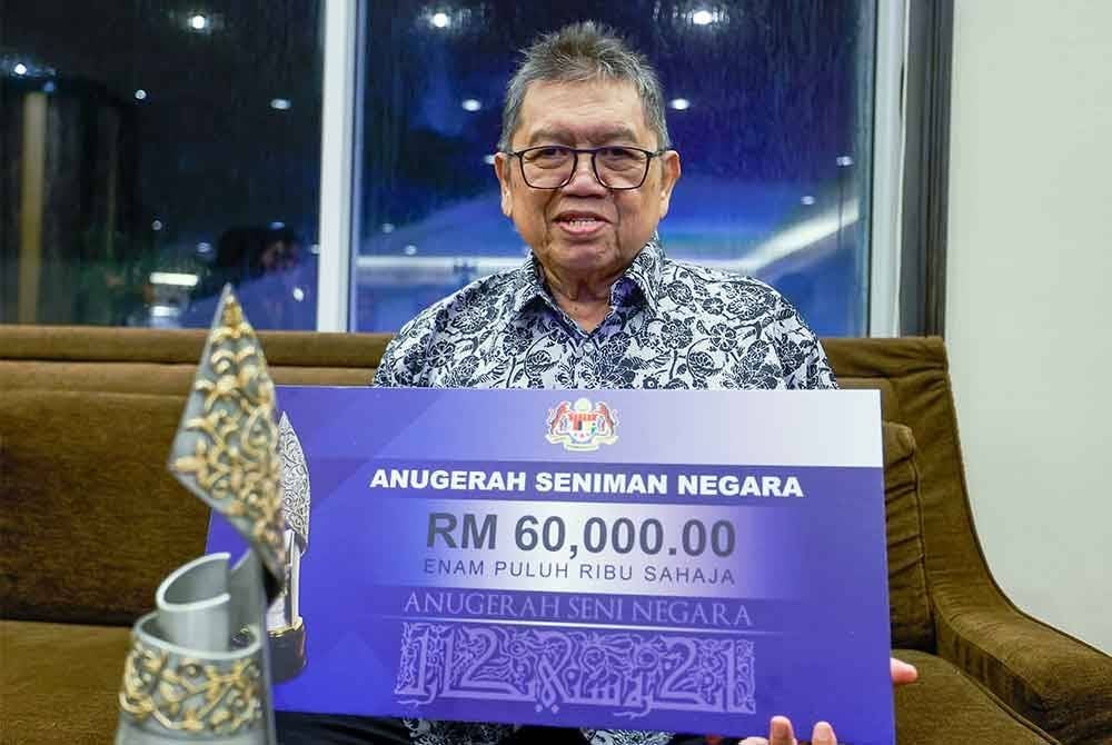Karyawan Seni Visual Datuk Mohd Nor Khalid (Lat) bergambar selepas menerima Anugerah Seniman Negara 2024 pada Majlis Anugerah Seni Negara (ASN) 2024 di sebuah hotel hari ini. - Foto: Bernama