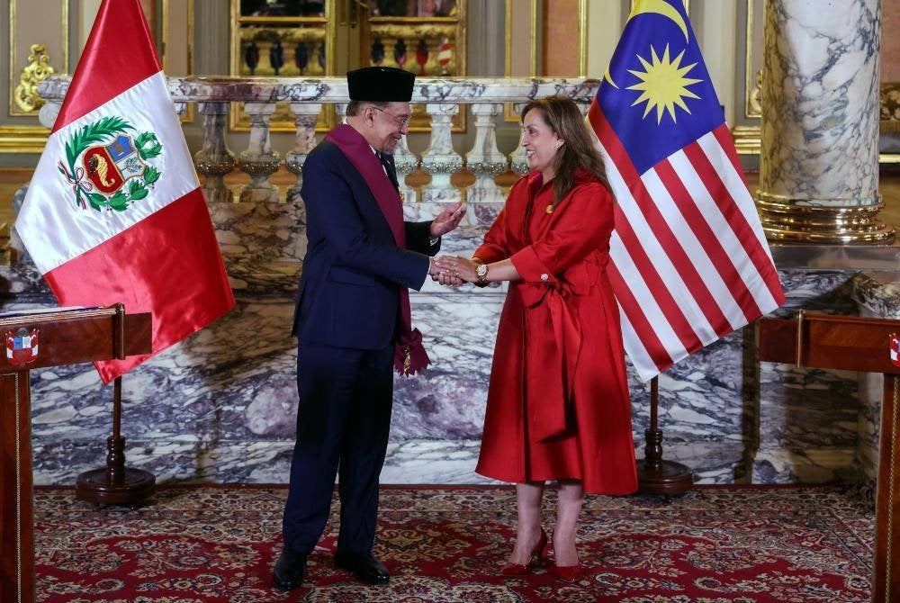 Anwar menerima penghormatan tertinggi Peru, 'El Sol del Peru' yang disempurnakan oleh Presiden Peru, Dina Ercilia Boluarte Zegarra. Foto Bernama