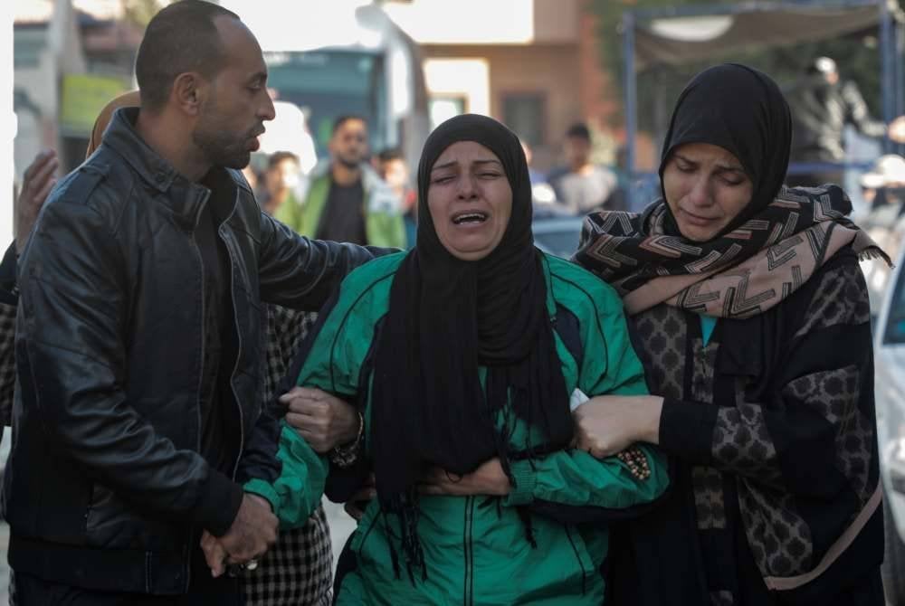 Seorang wanita bersedih antara mangsa di kawasan Mawasi di Khan Younis, selatan Semenanjung Gaza. Foto Xinhua