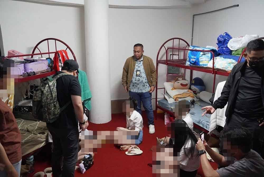 JIM Selangor menyerbu hostel wanita warga asing disyaki bekerja sebagai tukang urut terletak di Damansara, Petaling Jaya, baru-baru ini.