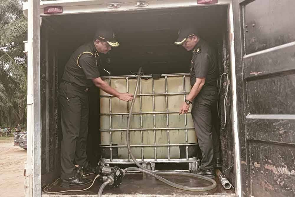 Tangki dipercayai berisi minyak diesel ditemui di dalam sebuah lori hasil pemeriksaan pasukan penguat kuasa KPDN Perak melalui Ops Tiris 3.0 di sebuah premis melombong pasir di Jalan Gopeng Batu 3, Batu Gajah pada Rabu.