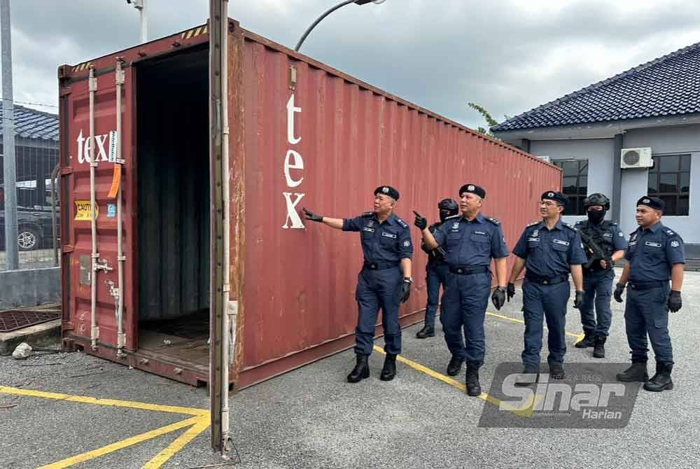 Kontena yang diletakkan rokok seludup dirampas dari Pelabuhan Klang, Selangor. FOTO SINAR HARIAN-ADILA SHARINNI WAHID.