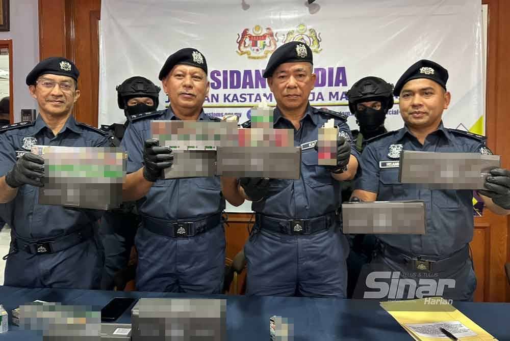 Wan Jamal Abdul Salam (dua dari kanan) menunjukkan rokok-rokok yang dirampas. FOTO SINAR HARIAN-ADILA SHARINNI WAHID.