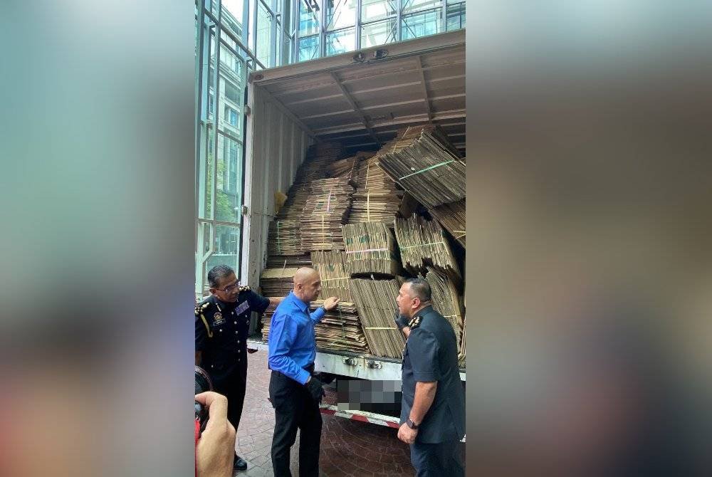 Armizan (tengah) melihat kotak minyak masak subsidi yang dirampas dalam serbuan Ops Tiris 3.0.
Turut hadir, Ketua Pengarah Penguat Kuasa, Datuk Azman Adam.