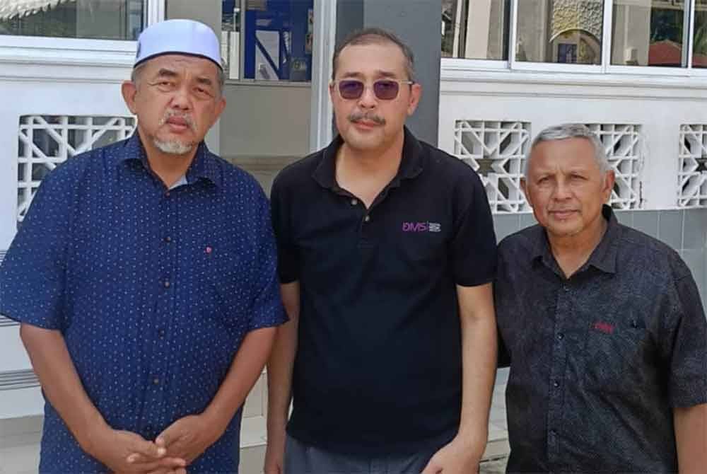 Presiden Alumni Karangkraf, Rodly Fadly dan Pengurus Kanan Tugas-Tugas Khas, Hashim Anang sempat ziarah Dan mengucapkan takziah kepada Ainol Amriz