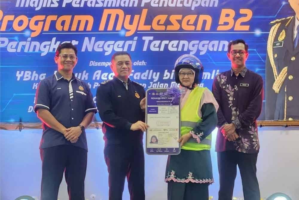Aedy Fadly (dua dari kiri) menyampaikan cenderahati kepada peserta Program MyLesen B2 Peringkat Negeri Terengganu