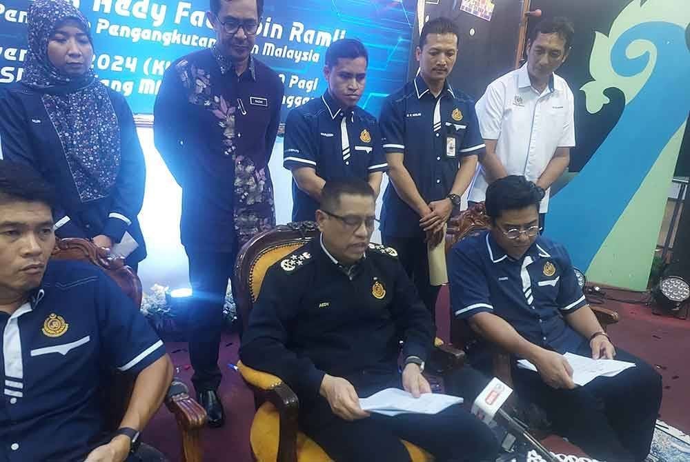 Aedy Fadly (tengah) ketika sidang akhbar selepas Program MyLesen B2 Peringkat Negeri Terengganu.