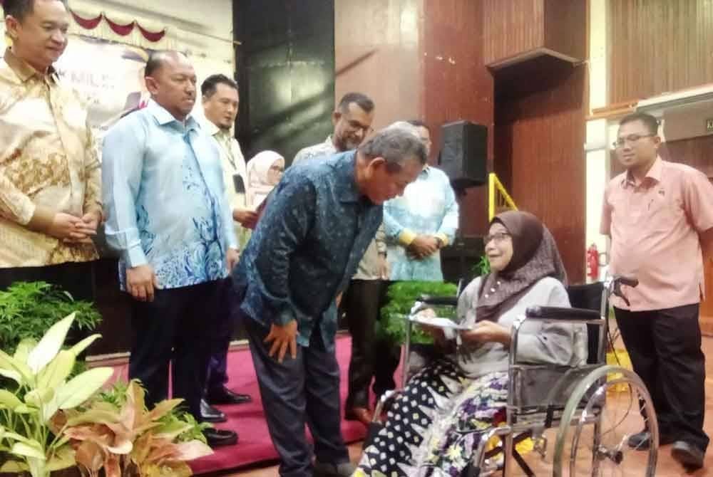 Seramai 213 peneroka FELCRA Bayai, Mukim Serting Ulu di sini menerima geran hak milik masing-masing selepas 40 tahun mengusahakan tanah tersebut.