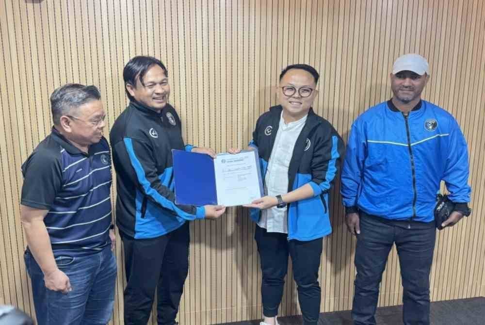 Daniel Gooi (dua dari kanan) menyerahkan surat pelantikan kepada Wan Rohaimi (dua dari kiri) pada sidang akhbar di Komtar pada Khamis.