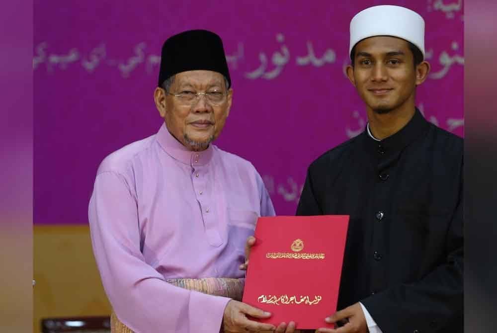 Syeikh Fadzil (kiri) menyampaikan tauliah mengajar agama Islam negeri Kedah 2024 kepada penerima di Seri Mentaloon pada Khamis.