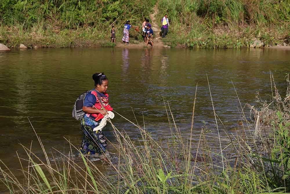 Mereka yang menetap di Kampung Tembaga, Kampung Lengrang, dan Kampung Bercak perlu kerap melintasi sungai ini bagi menuju Kampung Gob, laluan utama mereka untuk ke bandar terdekat yang jaraknya hampir 100 kilometer. Foto Bernama