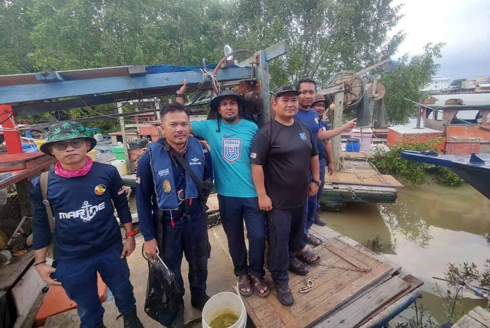 Pegawai dan anggota Jabatan Perikanan Selangor dan Polis Marin menunjukkan bot zon A yang disita dalam operasi berkenaan.