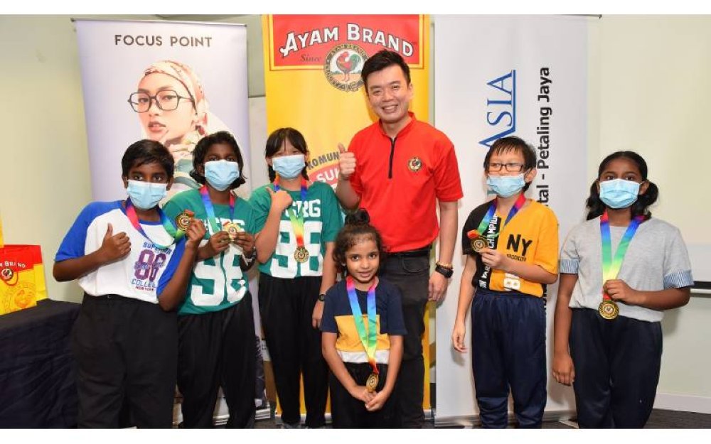 Pasukan pemenang bersama Ayam Brand meraikan kemenangan mereka sambil mempromosikan gaya hidup sihat.
