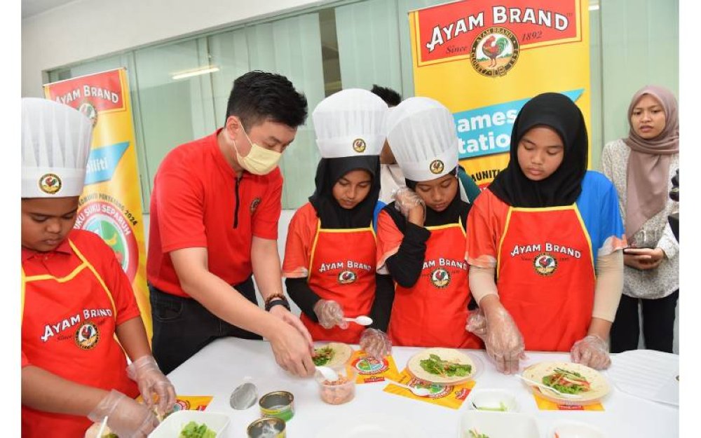 Tukang masak dan chef cilik sedang belajar menyediakan hidangan sihat dengan bahan-bahan ringkas dan produk Ayam Brand.