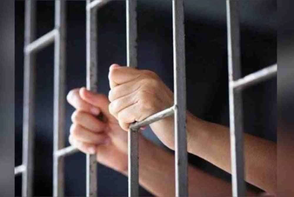 Seorang pekerja kilang batik dijatuhi hukuman penjara lima tahun serta satu sebatan kerana memiliki kerambit dan gagal mengemukakan kad pengenalan diri. Gambar hiasan