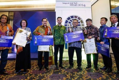 Khairul Firdaus Akbar Khan (tengah) bergambar bersama para penerima anugerah selepas Majlis Anugerah Seni Negara (ASN) 2024 di sebuah hotel hari ini. - Foto: Bernama