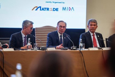 Anwar (tengah) menyampaikan ucapannya pada Mesyuarat Meja Bulat dengan Kapten Perindustrian di Republik Peru. Foto Bernama