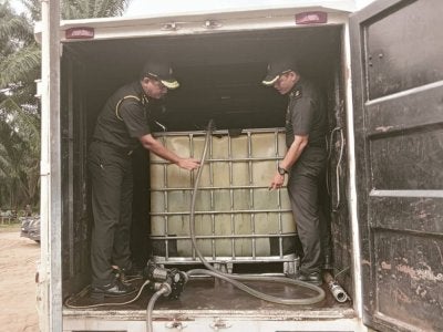 Tangki dipercayai berisi minyak diesel ditemui di dalam sebuah lori hasil pemeriksaan pasukan penguat kuasa KPDN Perak melalui Ops Tiris 3.0 di sebuah premis melombong pasir di Jalan Gopeng Batu 3, Batu Gajah pada Rabu.