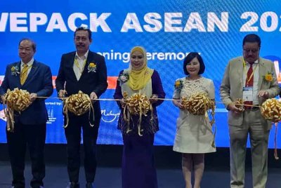 Tengku Khairul Adena (empat dari kanan) menyempurnakan pelancaran WEPACK ASEAN 2024 di Mitec pada Khamis.