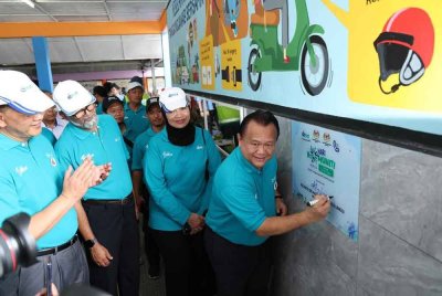 Nanta menurunkan tandatangan bagi merasmikan lukisan mural di Sekolah Kebangsaan HICOM, di Shah Alam, pada Khamis.