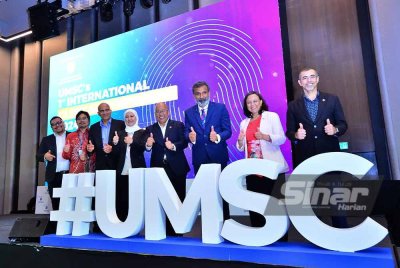 Noor Azuan (empat dari kanan) yang diiringi Norzaiton (empat dari kiri) bergambar selepas menyempurnakan gimik perasmian Simposium Klinikal Antarabangsa UMSC 2024 di Kuala Lumpur pada Khamis. FOTO: ASRIL ASWANDI SHUKOR