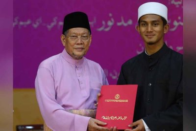 Syeikh Fadzil (kiri) menyampaikan tauliah mengajar agama Islam negeri Kedah 2024 kepada penerima di Seri Mentaloon pada Khamis.