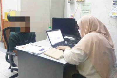 Suspek hadir memberi keterangan kepada SKMM baru-baru ini.