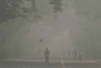 Kualiti udara di ibu negara India, New Delhi merosot ke paras merbahaya pada Khamis ketika kabus asap yang tebal menyelubungi negeri-negeri di utara.