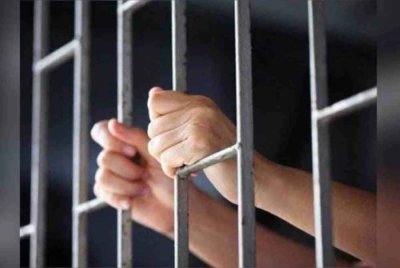 Seorang pekerja kilang batik dijatuhi hukuman penjara lima tahun serta satu sebatan kerana memiliki kerambit dan gagal mengemukakan kad pengenalan diri. Gambar hiasan