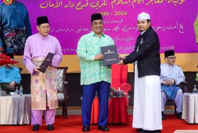 Sanusi (tengah) menyampaikan sijil tauliah mengajar agama Islam kepada penerima sambil disaksikan Syeikh Fadzil (kiri) di Seri Mentaloon.