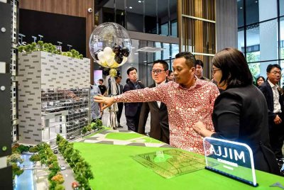 Nik Nazmi (tengah) melihat replika Milla dan tempat letak kereta automatik pada Majlis Menandatangani Memorandum Perjanjian Automatik Parkir Sistem antara Samjung Tech Co Ltd, Beverly Group dan Parketch Solutions Sdn Bhd di Galeri Jualan Milla, pada Khamis. Foto Bernama