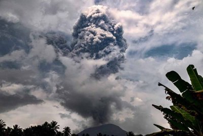Gunung Ibu, yang terletak di wilayah Maluku Utara, Indonesia meletus pada Khamis, menghamburkan awan mengandungi abu setinggi tiga kilometer (km) dan menyebabkan amaran penerbangan kedua tertinggi dikeluarkan.