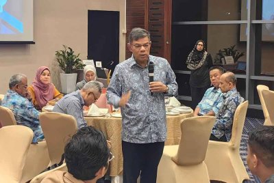 Saifuddin Nasution yang tiba di Singapura pada Rabu sempat meluangkan masa bersama diaspora Malaysia dalam satu sesi ramah mesra dan makan malam. Foto Facebook Saifuddin Nasution