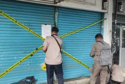 Premis makanan di sekitar Daerah Barat Daya di sini, ditutup serta-merta susulan penemuan najis tikus selain lantai dapur didapati kotor. Foto Facebook MBPP