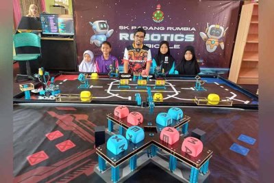 Mazlan (tengah) bersama pasukannya.