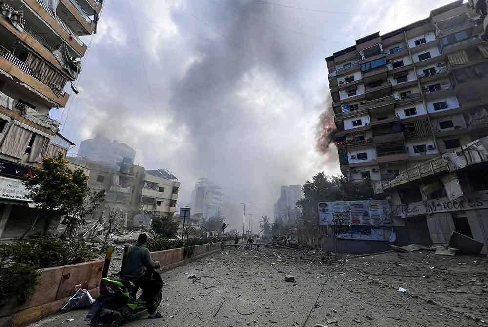 Kepulan asap tebal memenuhi ruang udara di kawasan kejiranan selatan Beirut yang dibedil bertalu-talu.