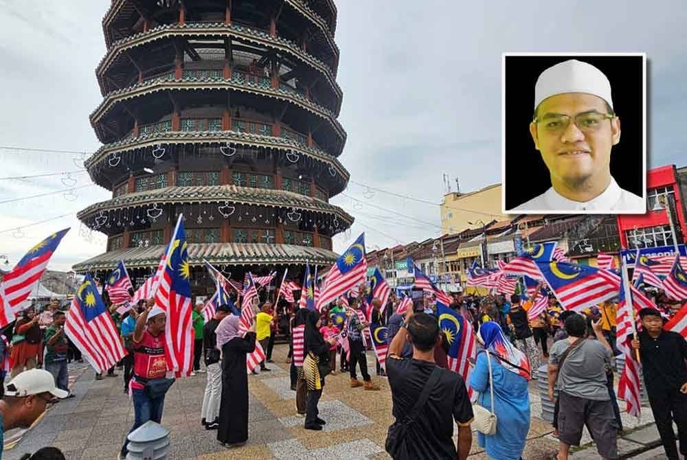Himpunan Patriotik Rakyat yang dijadual diadakan di Dataran Menara Condong Teluk Intan pada esok akan digantikan dengan lawatan sambil mengibar Jalur Gemilang. (Gambar kecil: Nurhafizul) Gambar fail