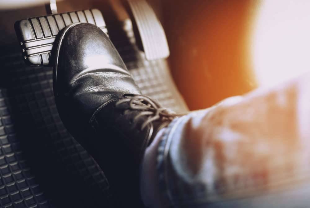 DALAM menguruskan kehidupan masing-masing, ambillah pendekatan 'brek' atau berhenti seketika agar tidak terbabas daripada hala tuju hidup yang sebenar. -Foto: CANVA