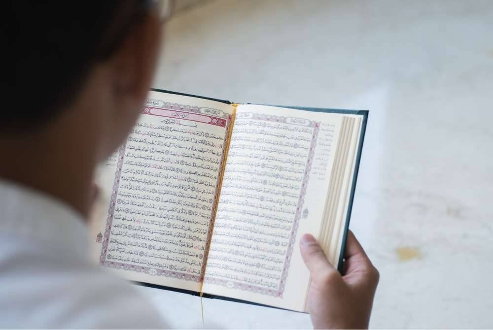 ISU kewangan bukan sekadar tahu ilmu berkaitan, tetapi juga mengimplementasikannya mengikut panduan dalam al-Quran seperti tidak membazir ketika berbelanja, tidak menipu timbangan semasa urusan jual beli, istiqamah membayar zakat dan sebagainya. -Foto: CANVA