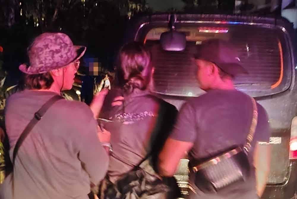 Seorang lelaki warga Indonesia (tengah) ditahan gara-gara tindakannya merakam operasi yang dilakukan JIM Kuala Lumpur di Segambut pada Jumaat.