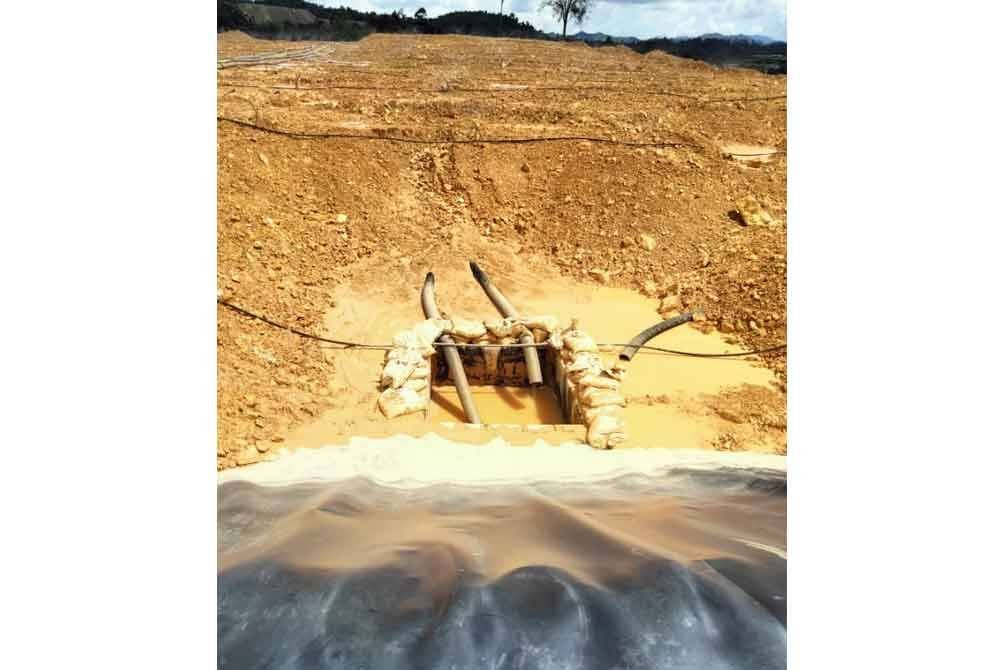 Kawasan yang dipercayai mempunyai emas akan dipasang peralatan khas untuk tujuan perlombongan.