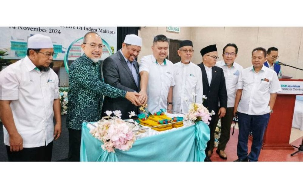Simbolik pemotongan pulut kuning sebagai simbolik sambutan Sedekad KMI Kuantan oleh Satiful (tiga dari kiri) bersama Rayney (dua dari kiri) dan Muhammad Ghazali (empat dari kiri).