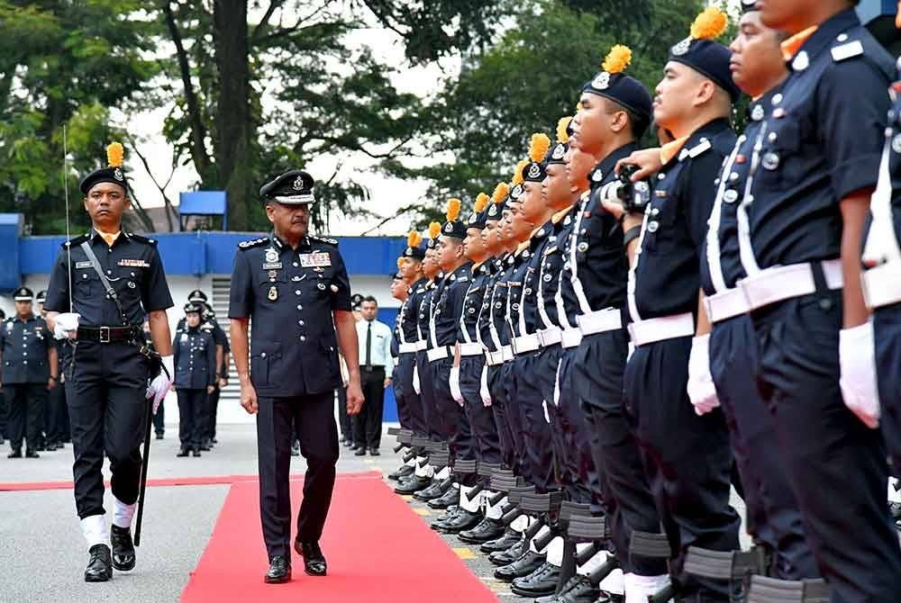Razarudin memeriksa perbarisan semasa Perhimpunan Bulanan PDRM di Bukit Aman pada Jumaat. Foto PDRM 