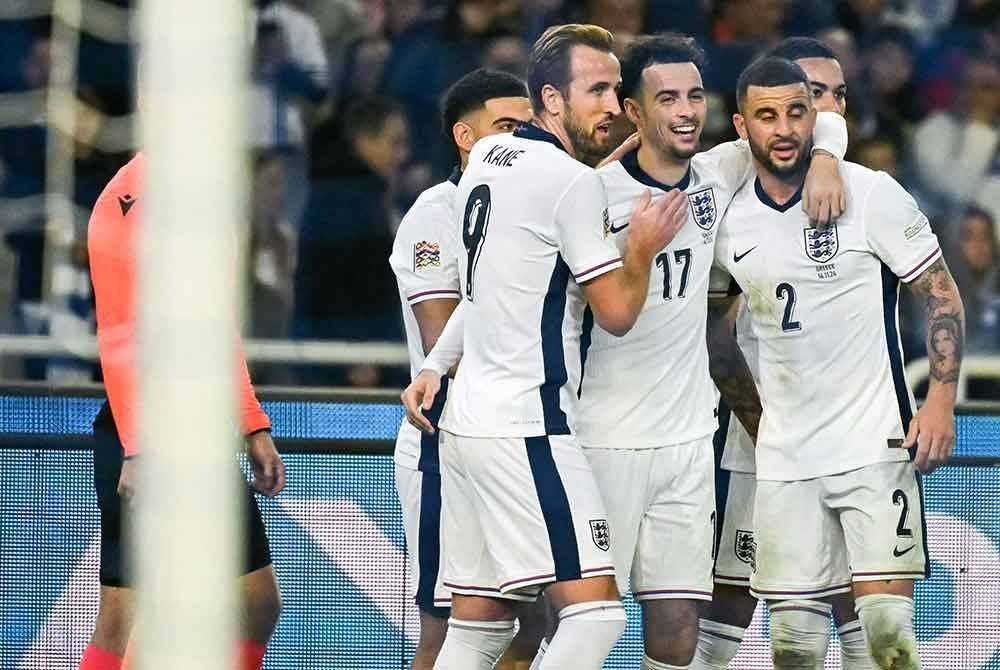 Pemain England meraikan jaringan Curtis Jones (tengah) ketika menentang Greece - Foto: AFP