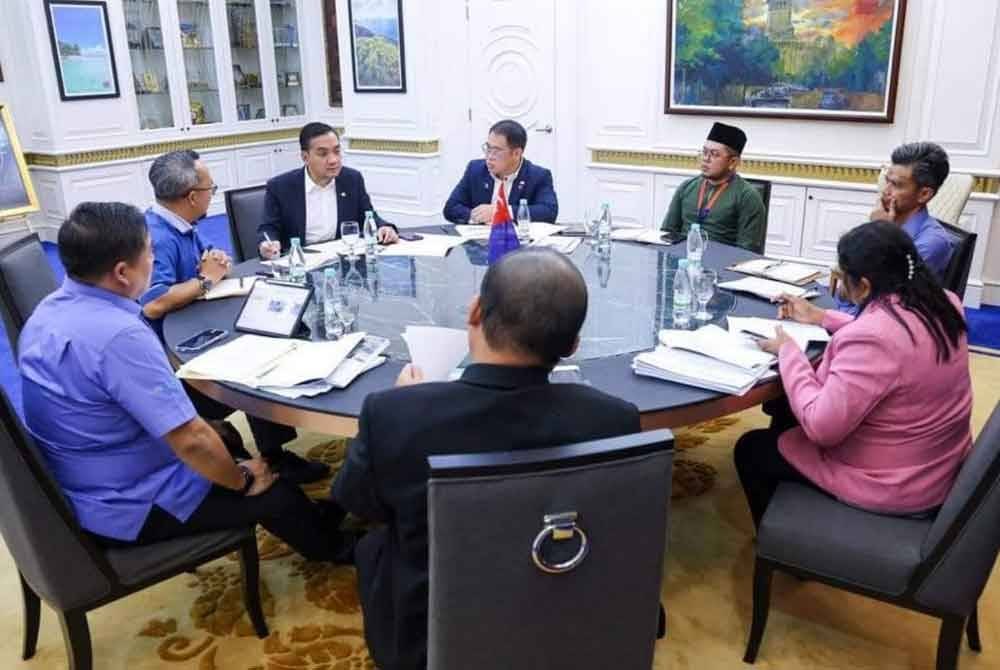 Onn Hafiz mengadakan perbincangan bersama jabatan berkaitan bagi mencari penyelesaian isu kesesakan klinik kesihatan khususnya di Johor Bahru, Kulai dan Iskandar Puteri. - Foto: Facebook Onn Hafiz