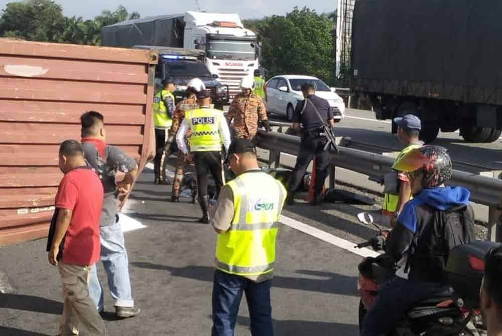 Keadaan lokasi kemalangan membabitkan sebuah treler, kereta dan motosikal di Kilometer (KM) 69.5, Lebuhraya Utara-Selatan arah utara berhampiran Machap, pada pagi Jumaat. Foto JBPM