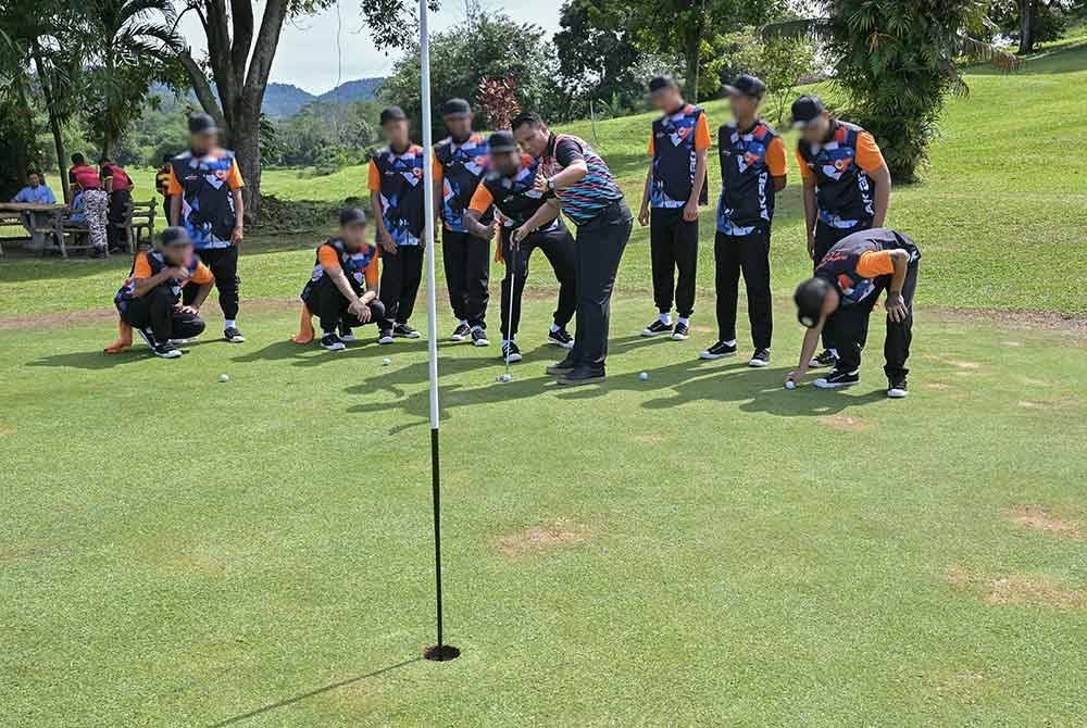 Antara peserta yang menyertai latihan Rakan Muda: Skills For Life @ AKBG (Perkhidmatan Kedi Golf) di Kelab Rekreasi dan Golf Penjara Kajang, Selangor.